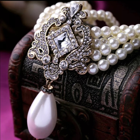 Beautiful Faux Pearl Necklace. - Picture 3 of 7